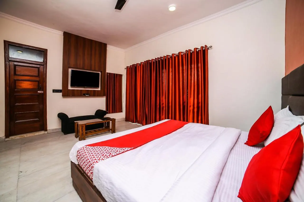 Oyo 26589 Hotel Royal Town New Delhi 3*,