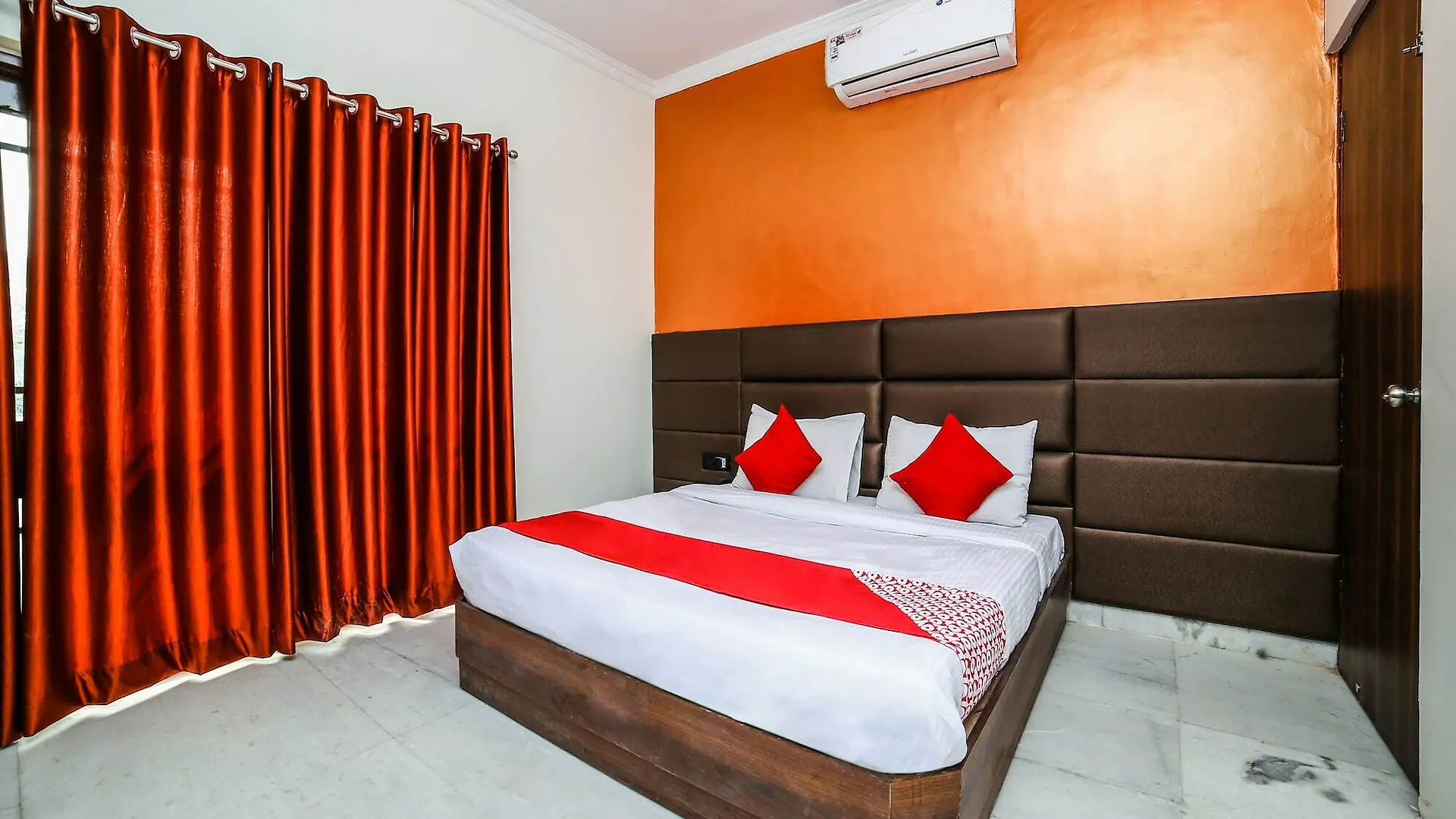 Oyo 26589 Hotel Royal Town New Delhi
